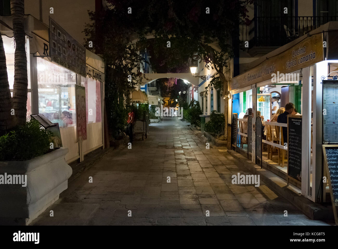 Bella illuminazione su una bella calda serata estiva in Puerto de Mogan, gran canaria, Spagna, nell'agosto 2017 Foto Stock