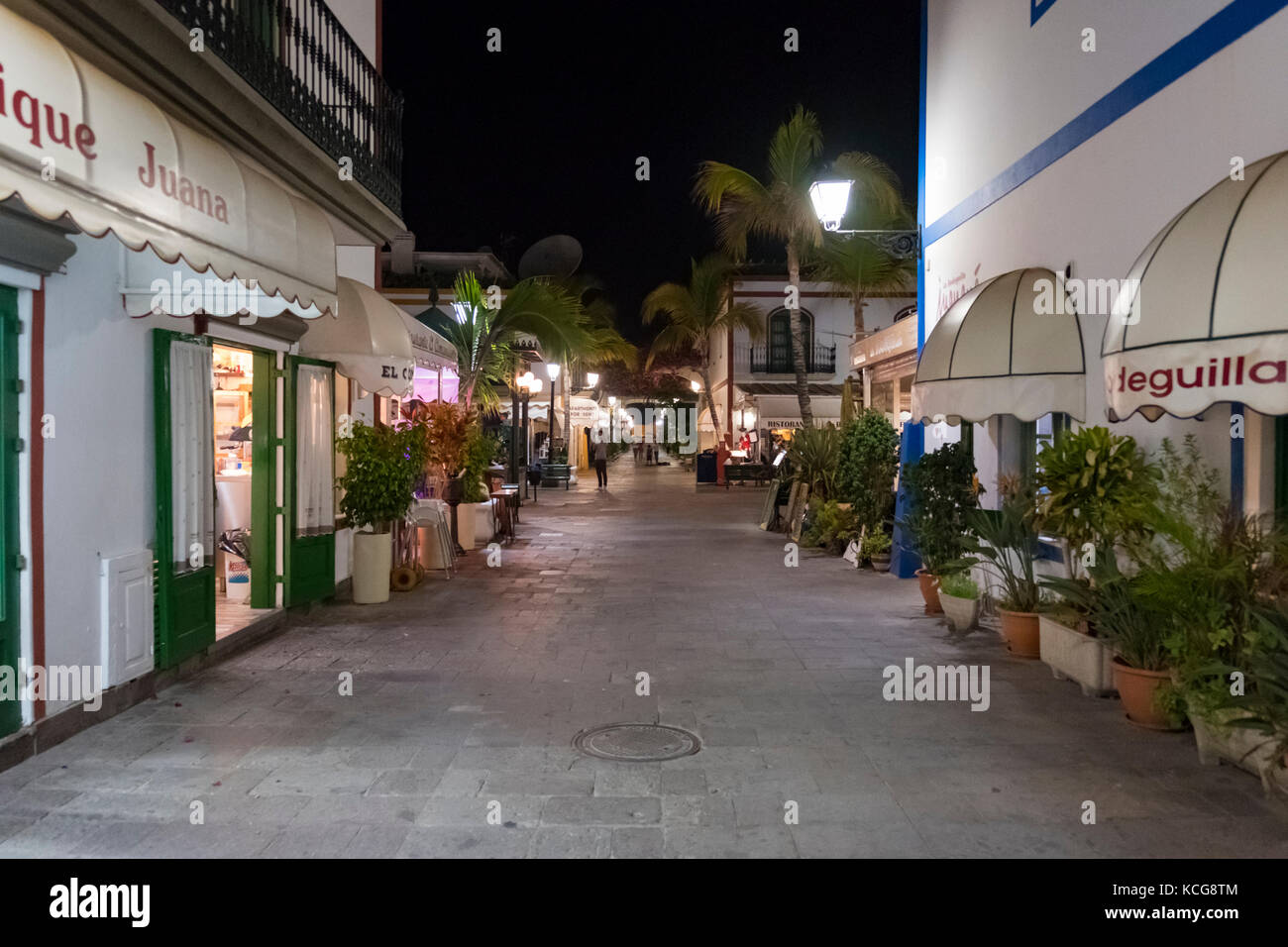 Bella illuminazione su una bella calda serata estiva in Puerto de Mogan, gran canaria, Spagna, nell'agosto 2017 Foto Stock