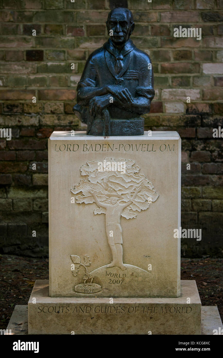 Lord Robert Baden-powell om memorial sculpture a Brownsea Island, Poole, Dorset, Regno Unito Foto Stock