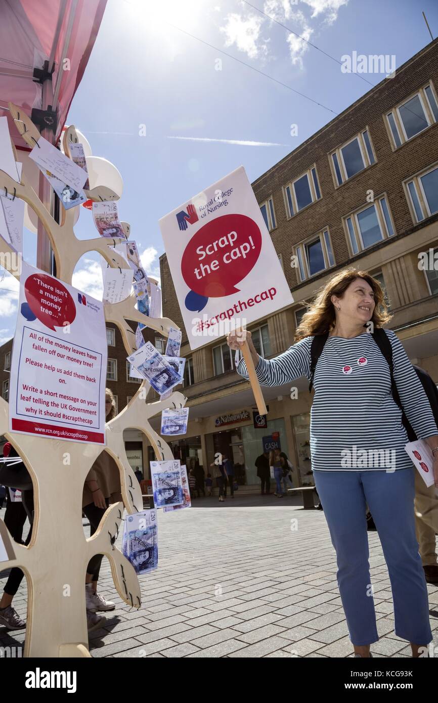 L'infermiera dimostrando con la magia Money Tree sul rottame il cappuccio RCN stand, Exeter luglio 17 Foto Stock