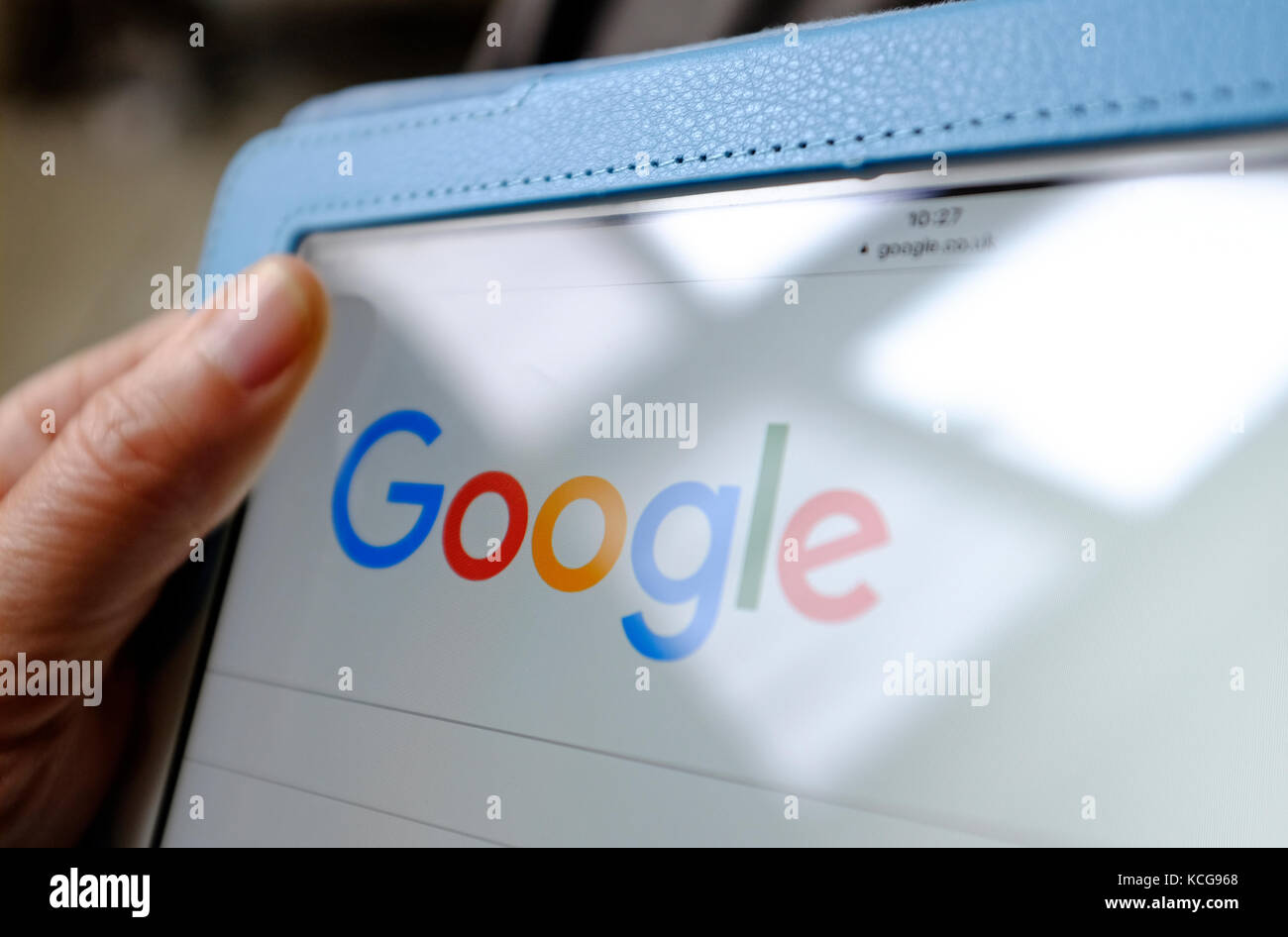 Logo di google sul tablet ipad sullo schermo del computer Foto Stock