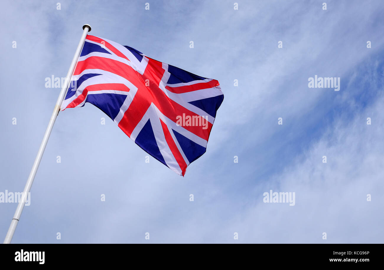 Union Jack bandiera blu su sfondo cielo Foto Stock