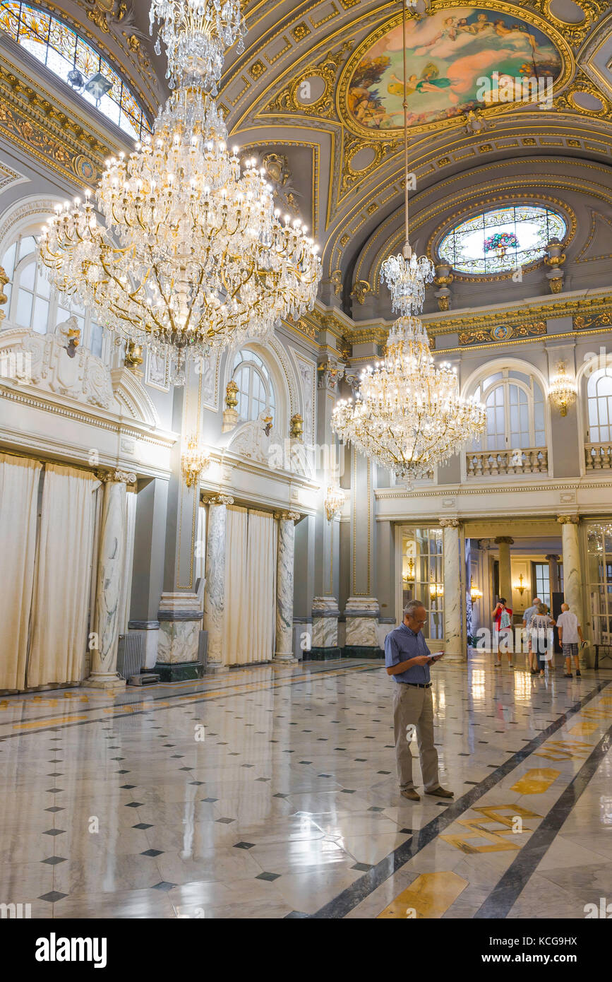 Valencia city hall, i turisti in visita a Valencia un grand Camera di Stato all'interno del municipio che ora serve anche come la città Museu Historico Municipal. Foto Stock