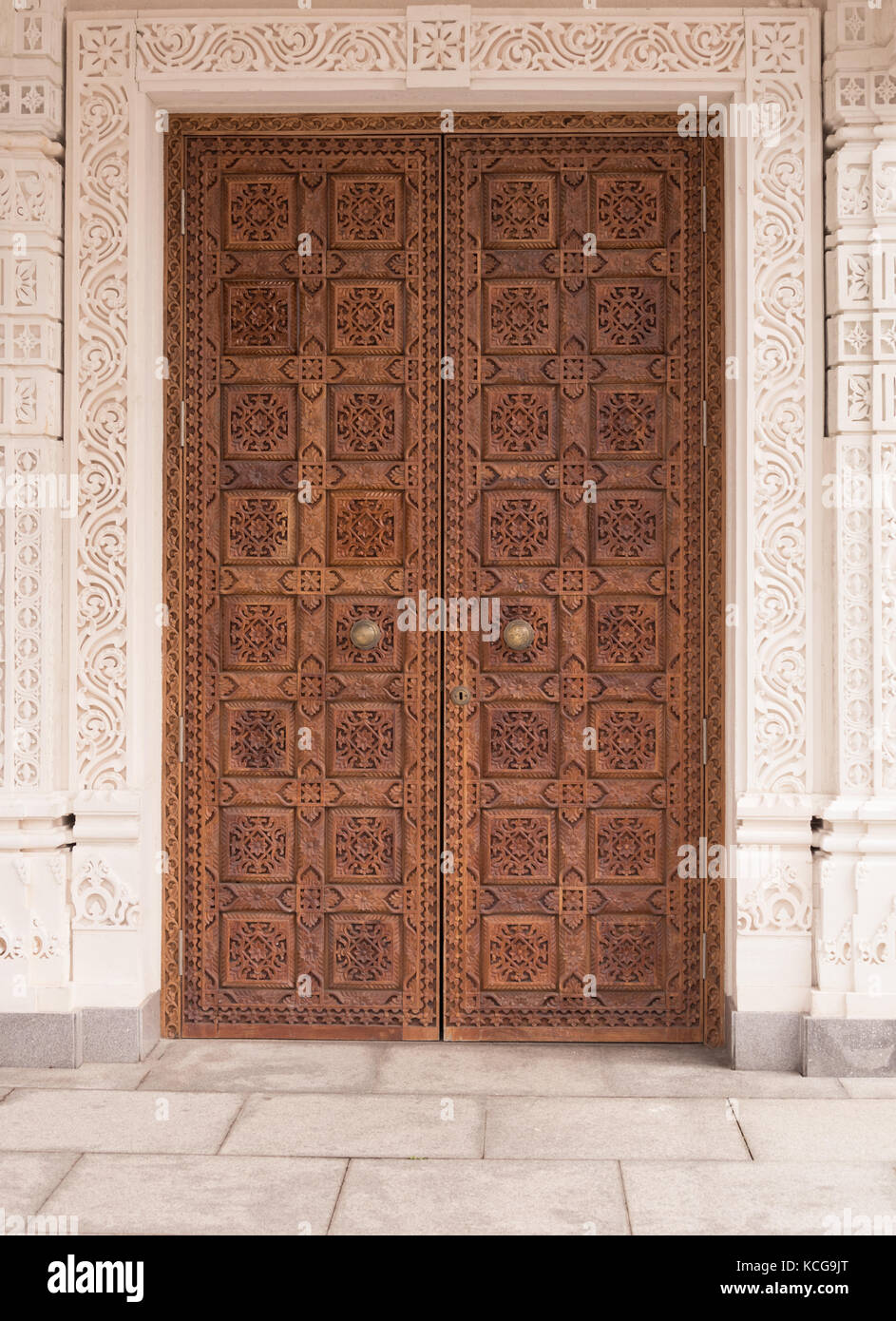 Swaminarayan Hindu Temple porta di legno incisa a Leicester. Foto Stock