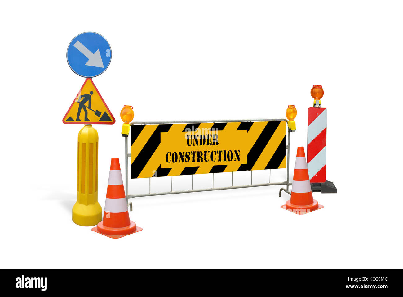 Gruppo di costruzioni stradali Segnaletica di avvertimento, barriere e protezioni con in costruzione testo - isolato su bianco Foto Stock