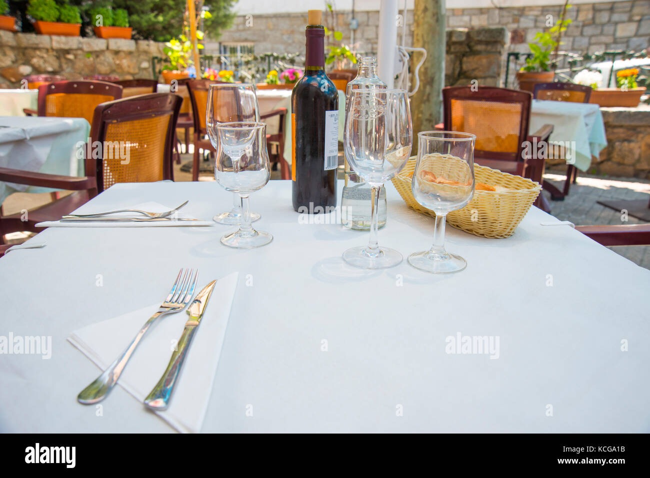 Impostare la tabella in una terrazza del ristorante. Foto Stock