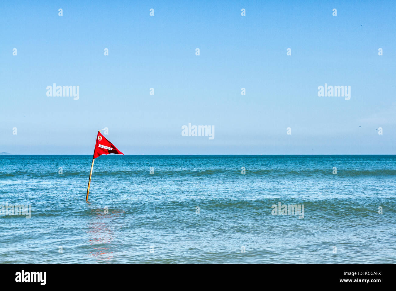 Bandiera rossa in acqua che indica consensi pericolosi a Acores Beach. Florianopolis, Santa Catarina, Brasile. Foto Stock
