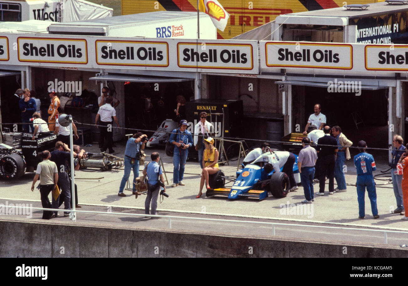 Motorsport scene di folla 1978 al 1986 scansionata da 35mm piena e 1/2 frame originali. Quindi un po' di rumore e graffi. lotto di 33 immagini. Brands Hatch, hampshire e Brighton. modificati per abbigliamento, moda, corpo immagine etc. quasi storico, storia sociale Foto Stock