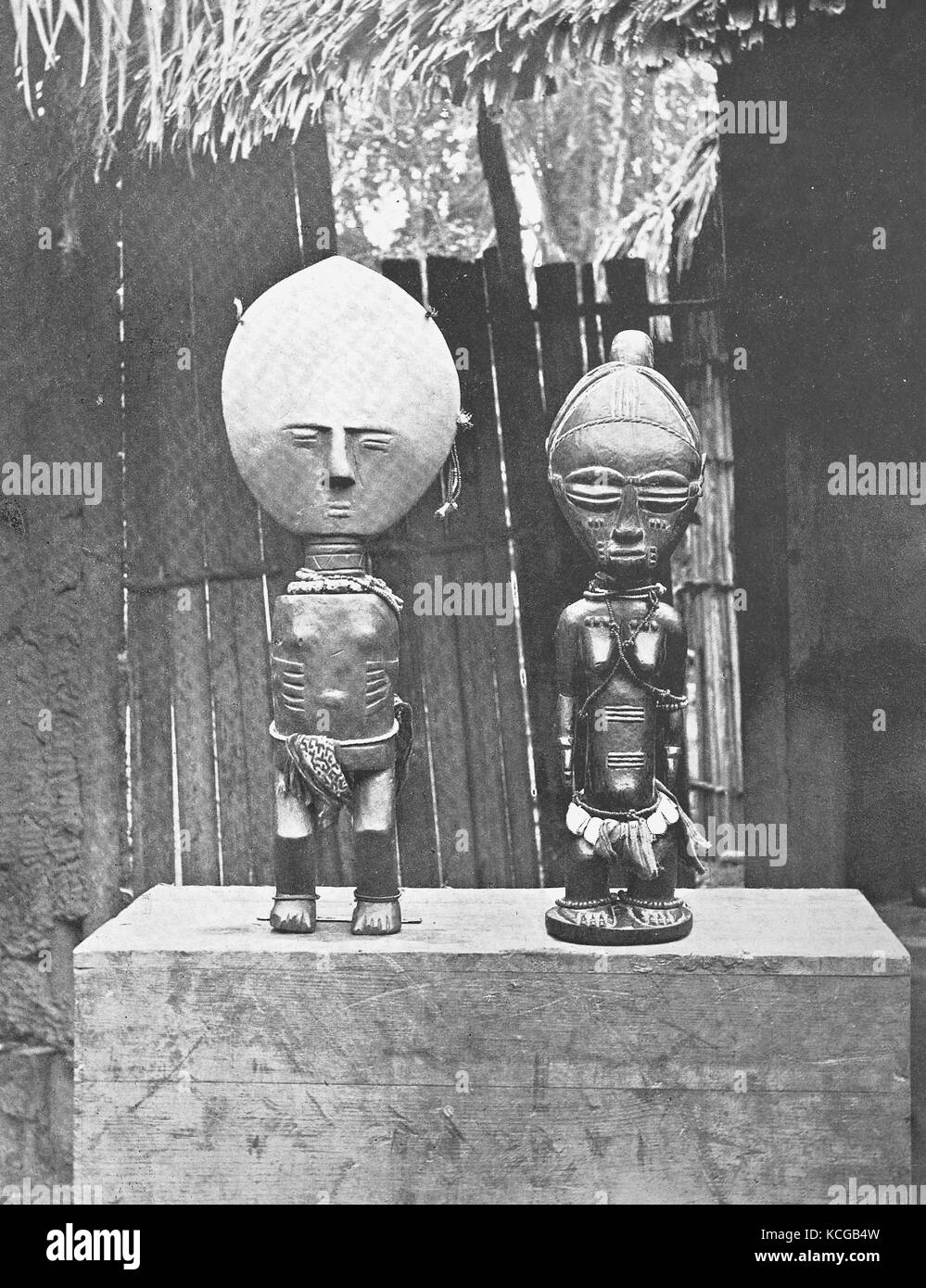 Stati Uniti d'America, sculture in legno degli Indiani dell Alaska, figure in legno, digitale migliorata la riproduzione di una foto storiche dal (stimato) Anno 1899 Foto Stock