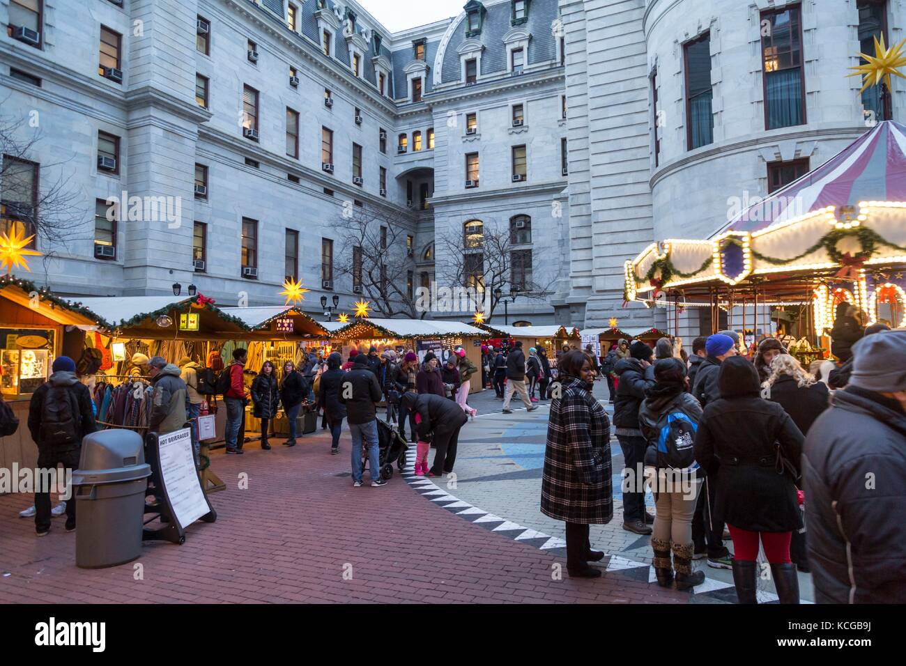 Villaggio di Natale e giardino d'inverno a Dilworth parco al di fuori del Municipio, Philadelphia, PA, Stati Uniti d'America. Foto Stock