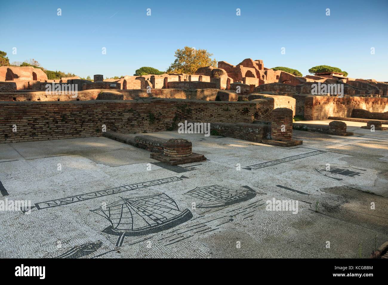Mosaici in piazza delle corporazioni, Piazzale delle Corporazioni di Ostia Antica rovine, vicino Roma, Italia. Foto Stock
