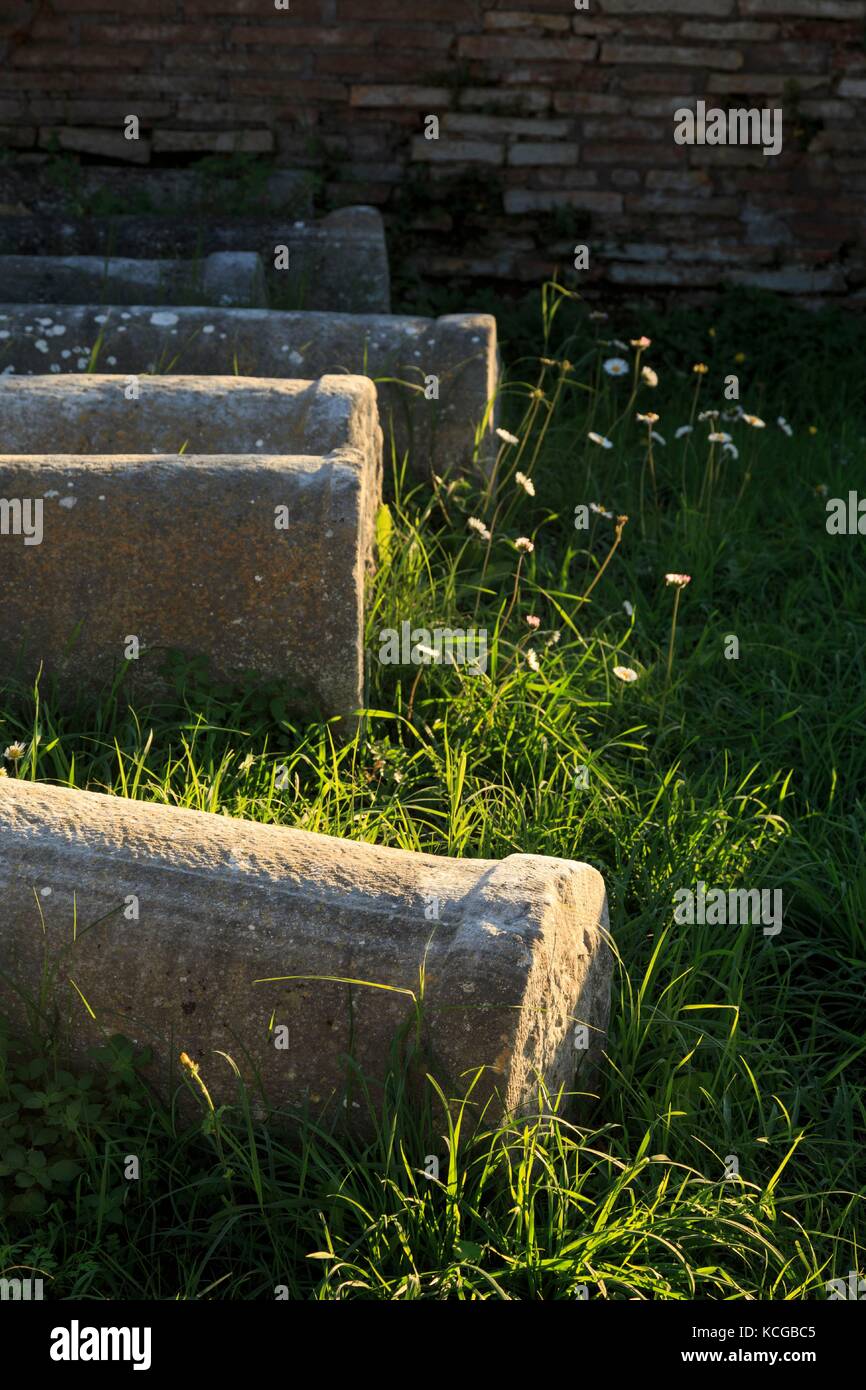 Dettaglio delle colonne scartate a Ostia Antica rovine, vicino Roma, Italia. Foto Stock