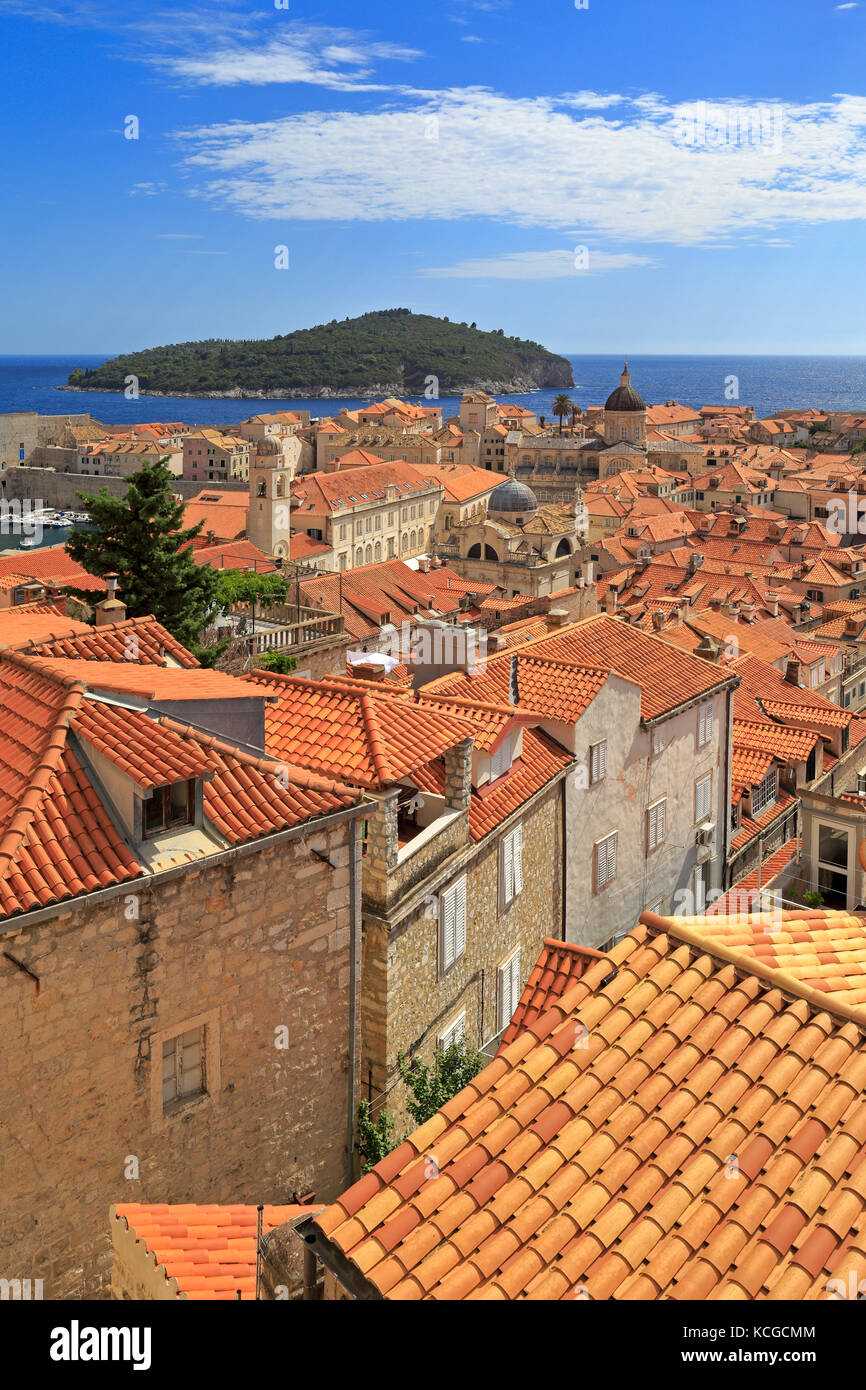 Dubrovnik la città vecchia e distante Otok Lokrum dalle mura della città, Croazia, sito patrimonio mondiale dell'UNESCO, Dalmazia, costa dalmata, l'Europa. Foto Stock