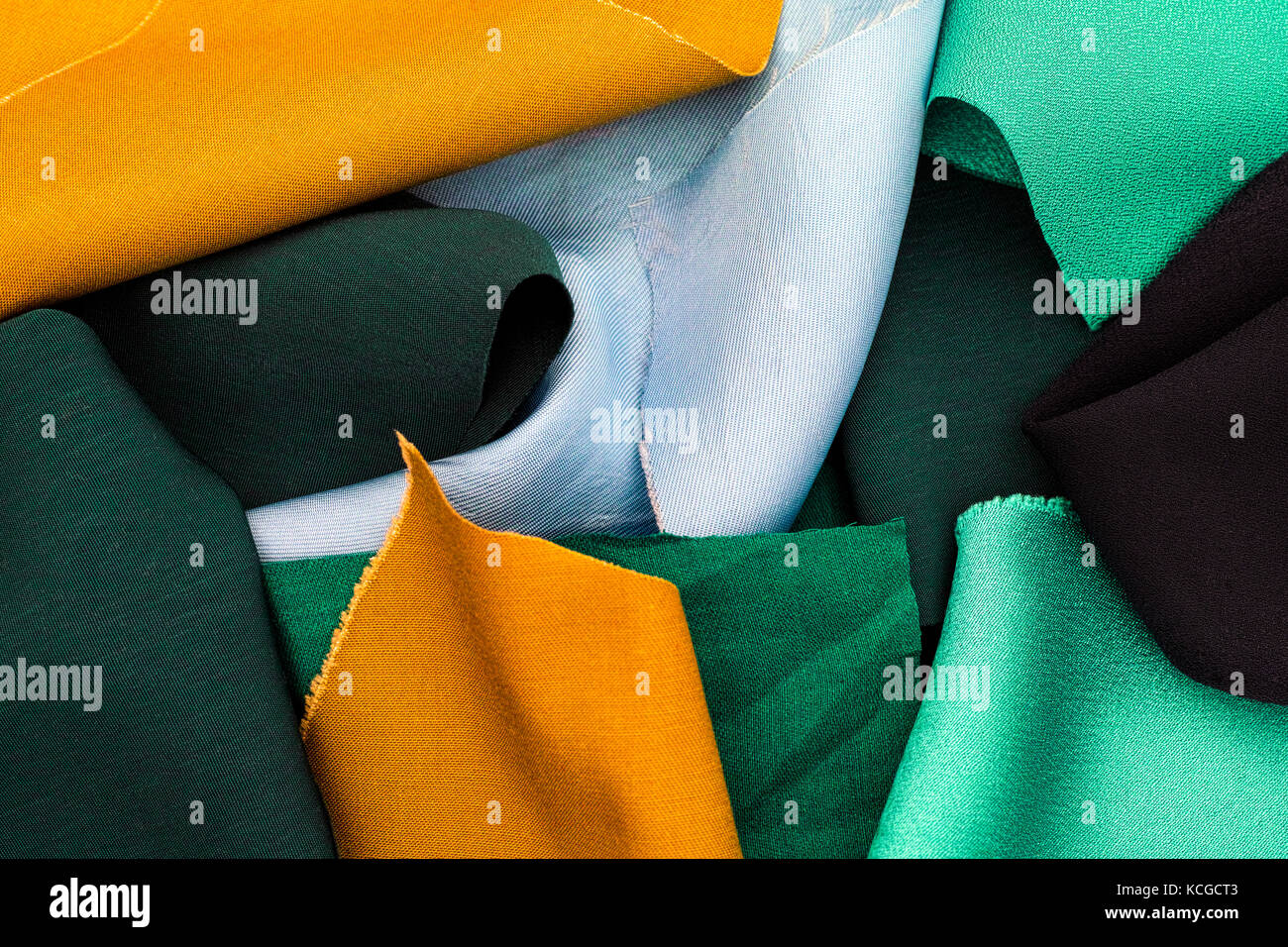 Pezzi di giallo, verde e blu. tessili full frame. Foto Stock