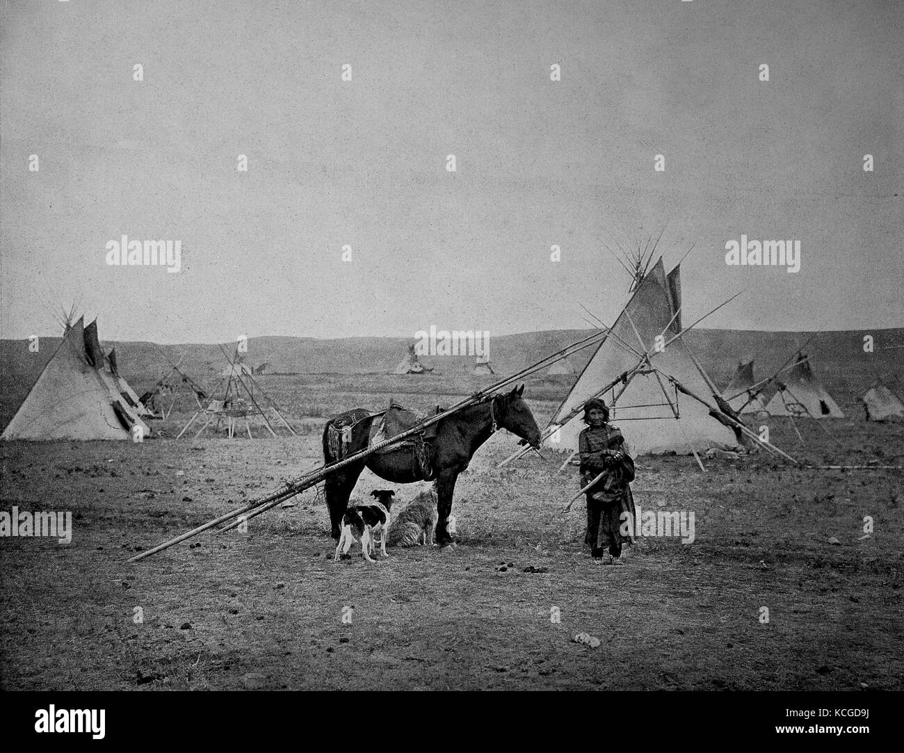 Una donna indiana con il suo pony Indiano di fronte al tipis di un villaggio indiano nella regione di Alberta, Canada, digitale migliorata la riproduzione di una foto storiche dal (stimato) Anno 1899 Foto Stock