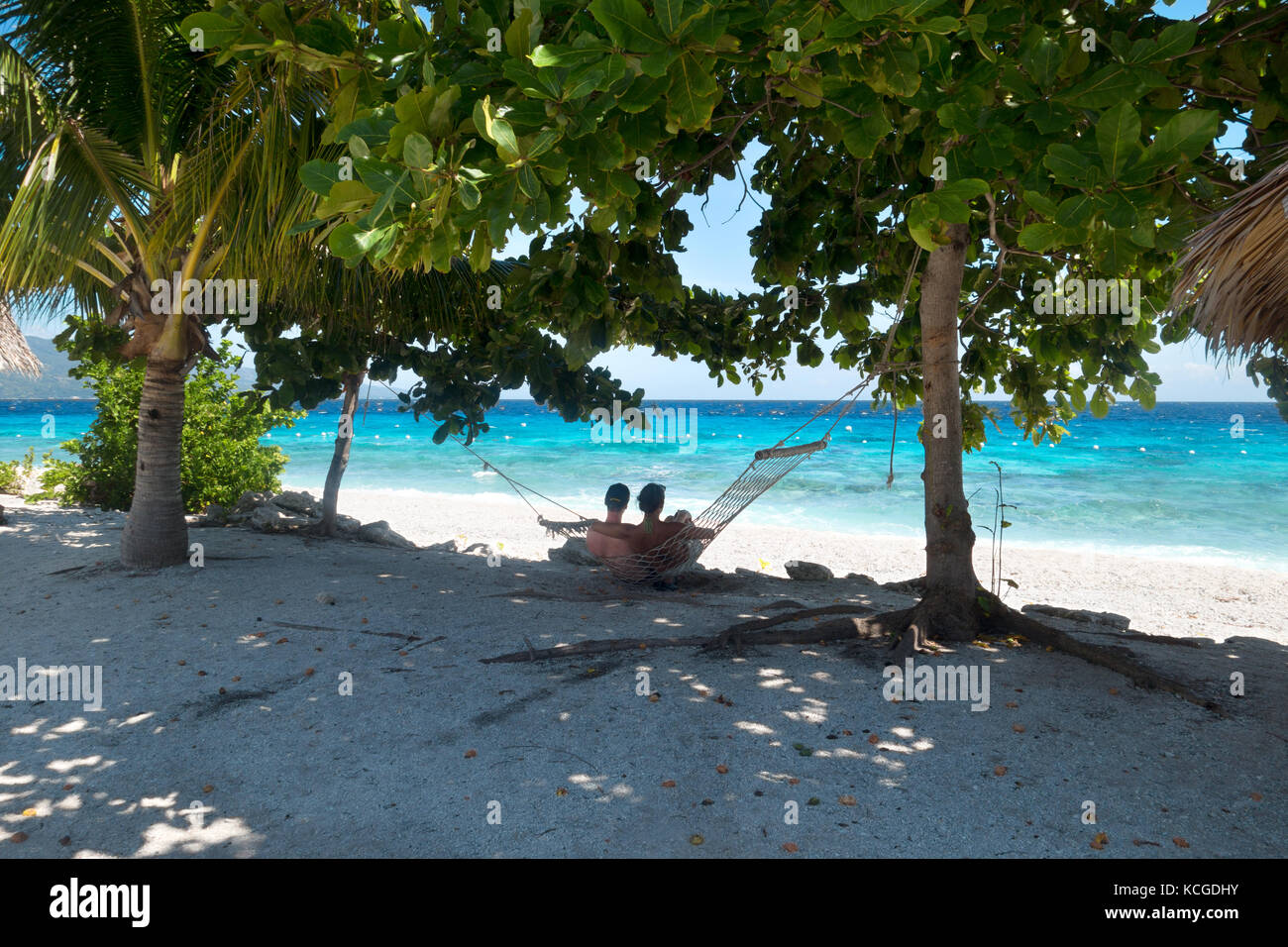 Filippine spiaggia, isola di Cebu - Coppia rilassante in un amaca in luna di miele vacanza, Cebu, Filippine, Asia Foto Stock