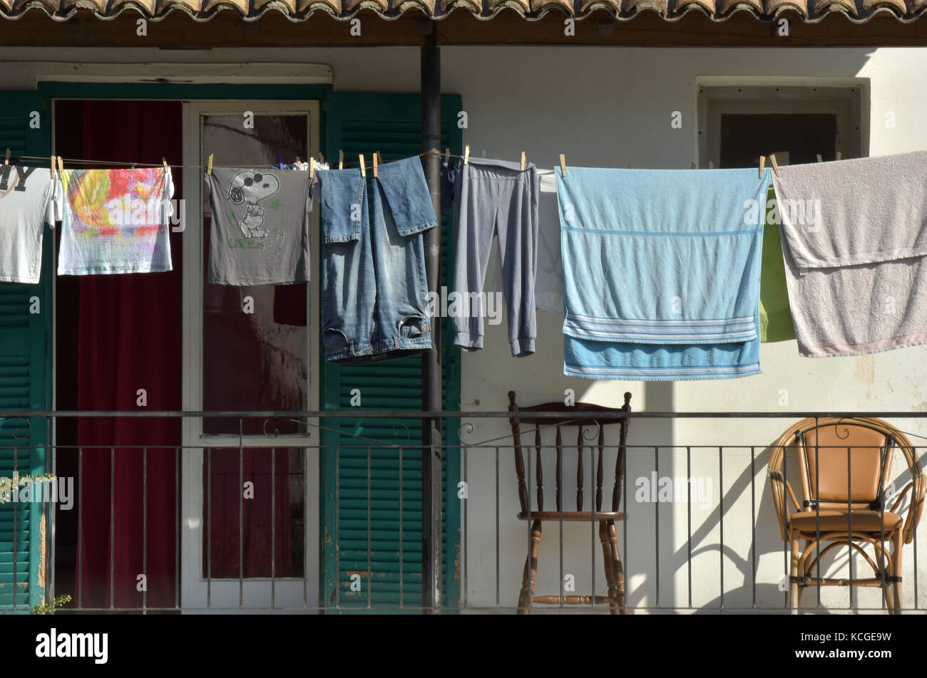 Un po' di detersivo o lavanderia appeso su una linea di fortuna sul balcone  di un Appartamento o appartamento in Grecia. mansioni domestiche e il  riciclaggio di vestiti Foto stock - Alamy