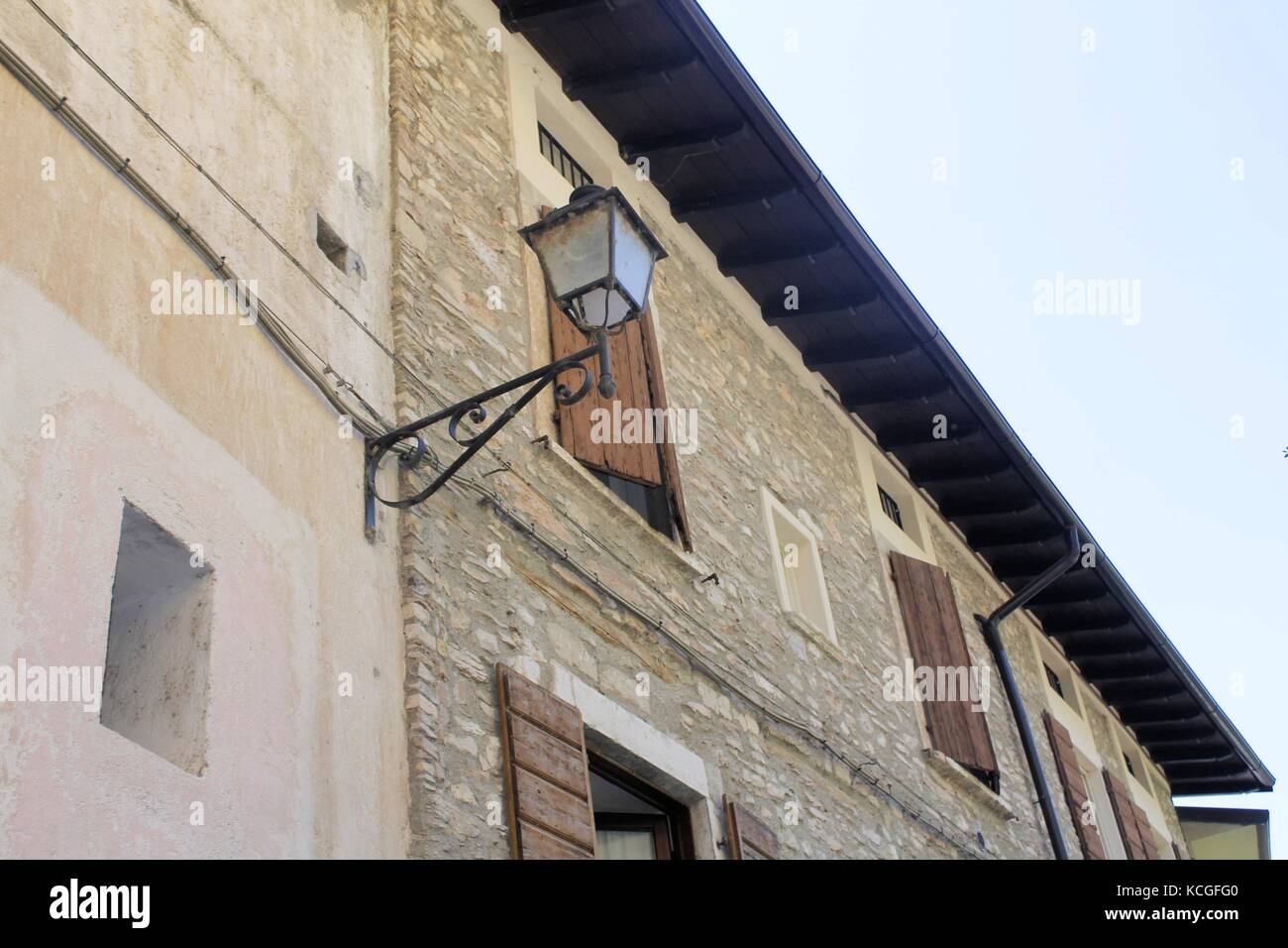 Cecina, un piccolo borgo medievale sul lago di Garda in Italia settentrionale Foto Stock
