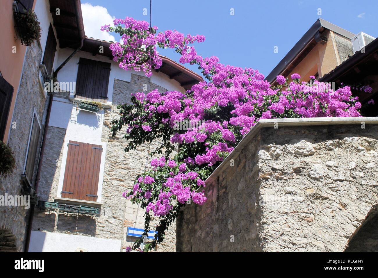 Cecina, un piccolo borgo medievale sul lago di Garda in Italia settentrionale Foto Stock