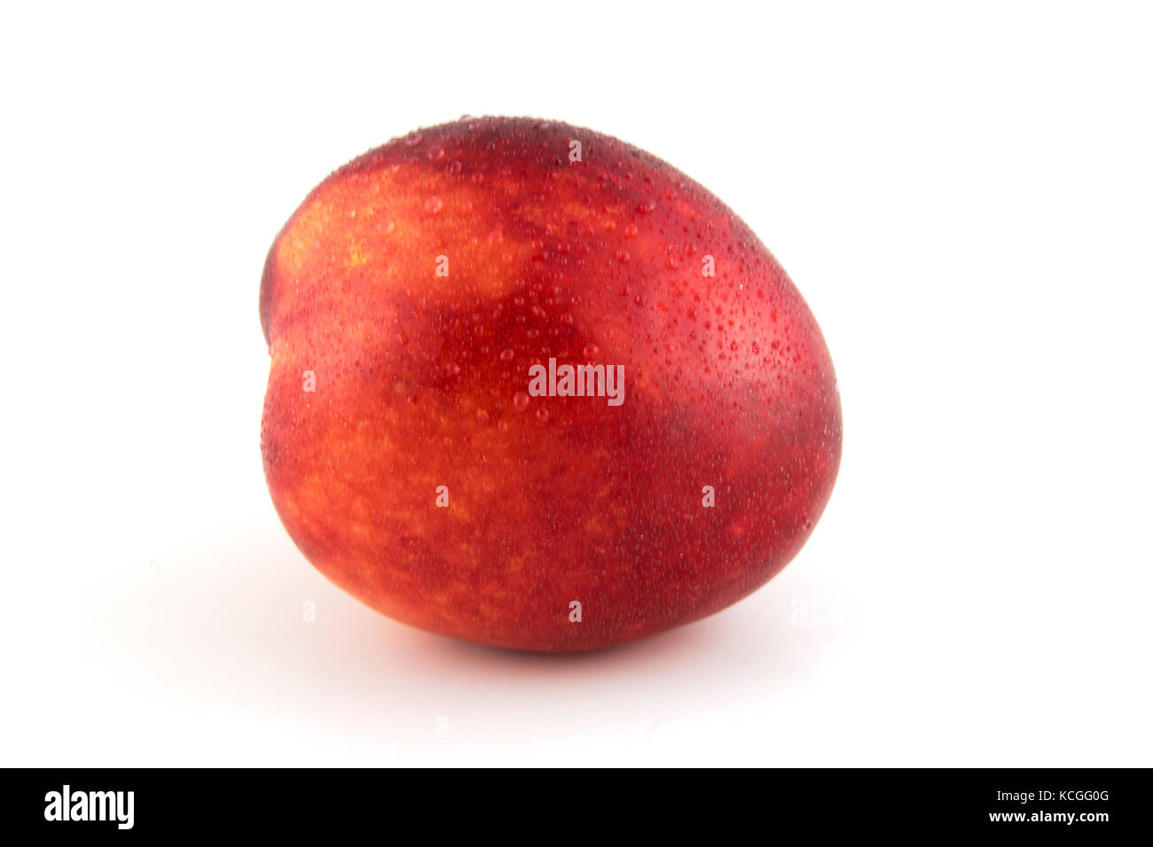 Pesche noci isolati su sfondo bianco Foto Stock