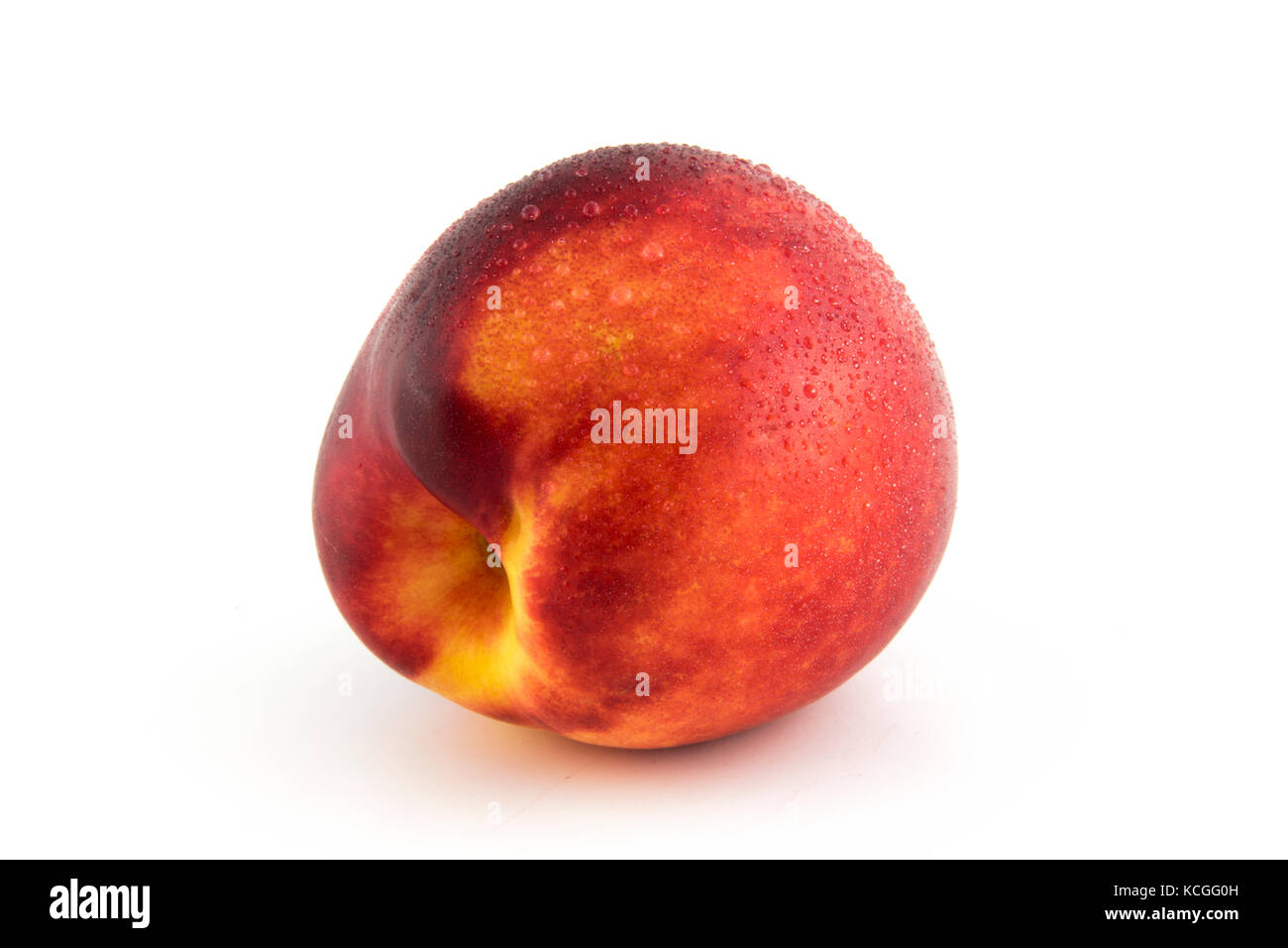 Pesche noci isolati su sfondo bianco Foto Stock