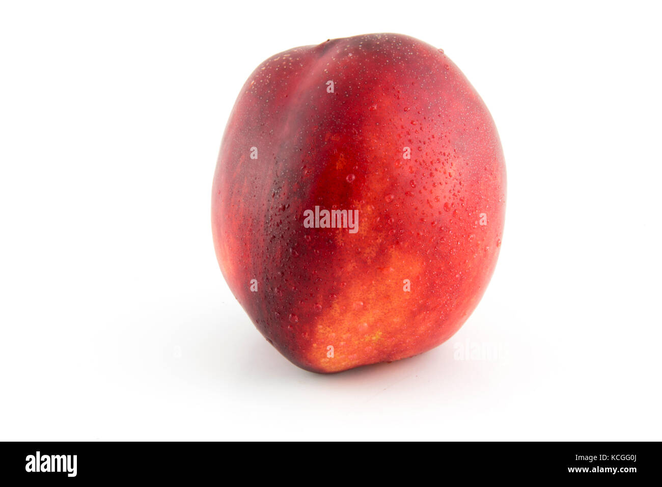 Pesche noci isolati su sfondo bianco Foto Stock