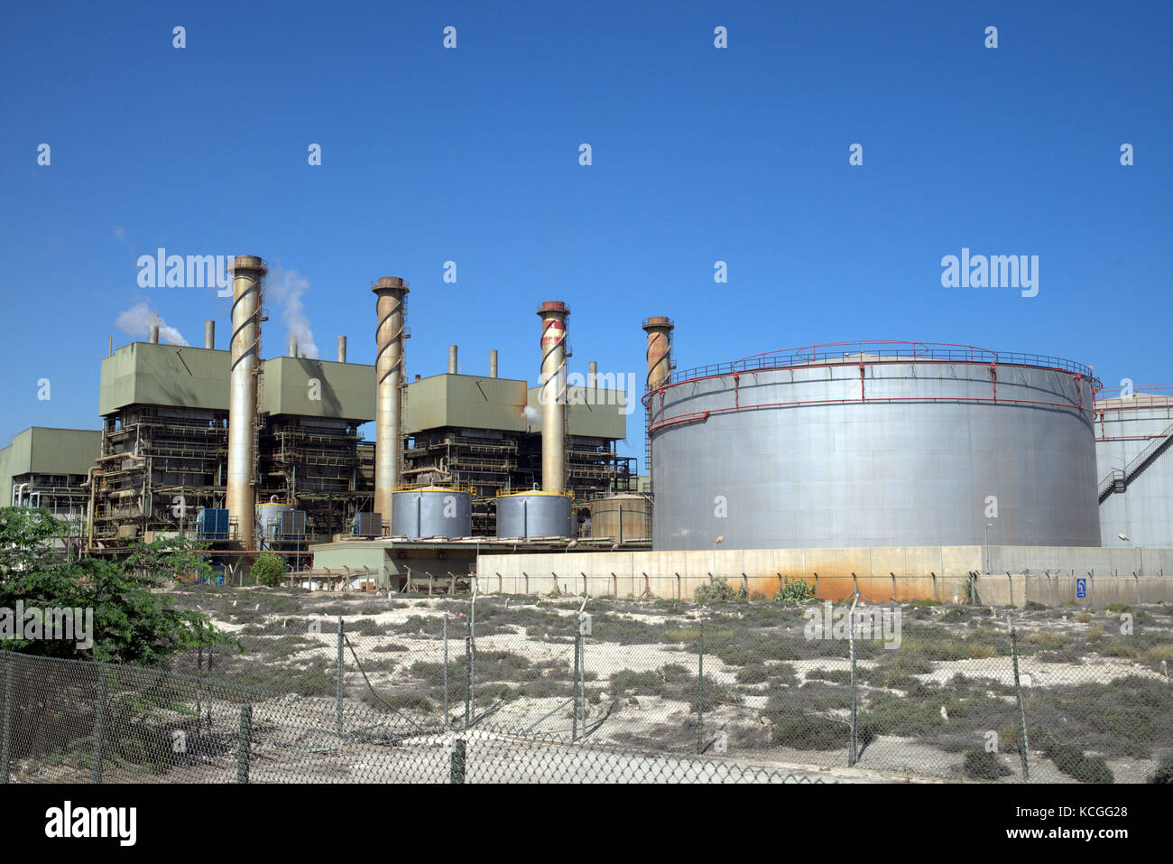 Impianto di desalinizzazione a Sharjah, Emirati Arabi Uniti, che trasforma l'acqua salata in acqua potabile in questa parte secca del mondo Foto Stock