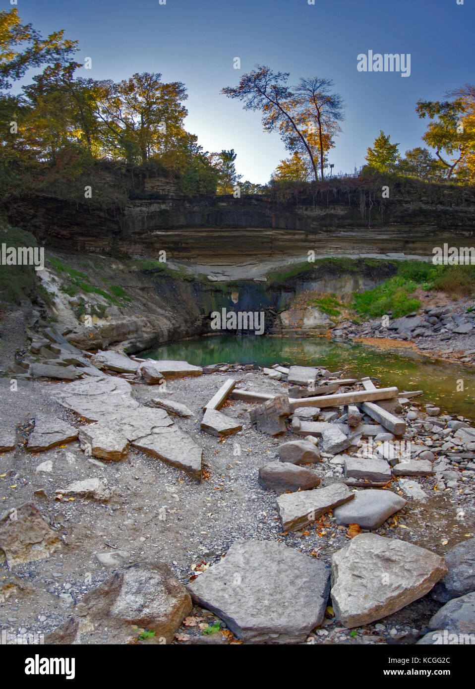 Un panorama verticale delle cascate Minnehaha durante un insolitamente stagione secca. Foto Stock