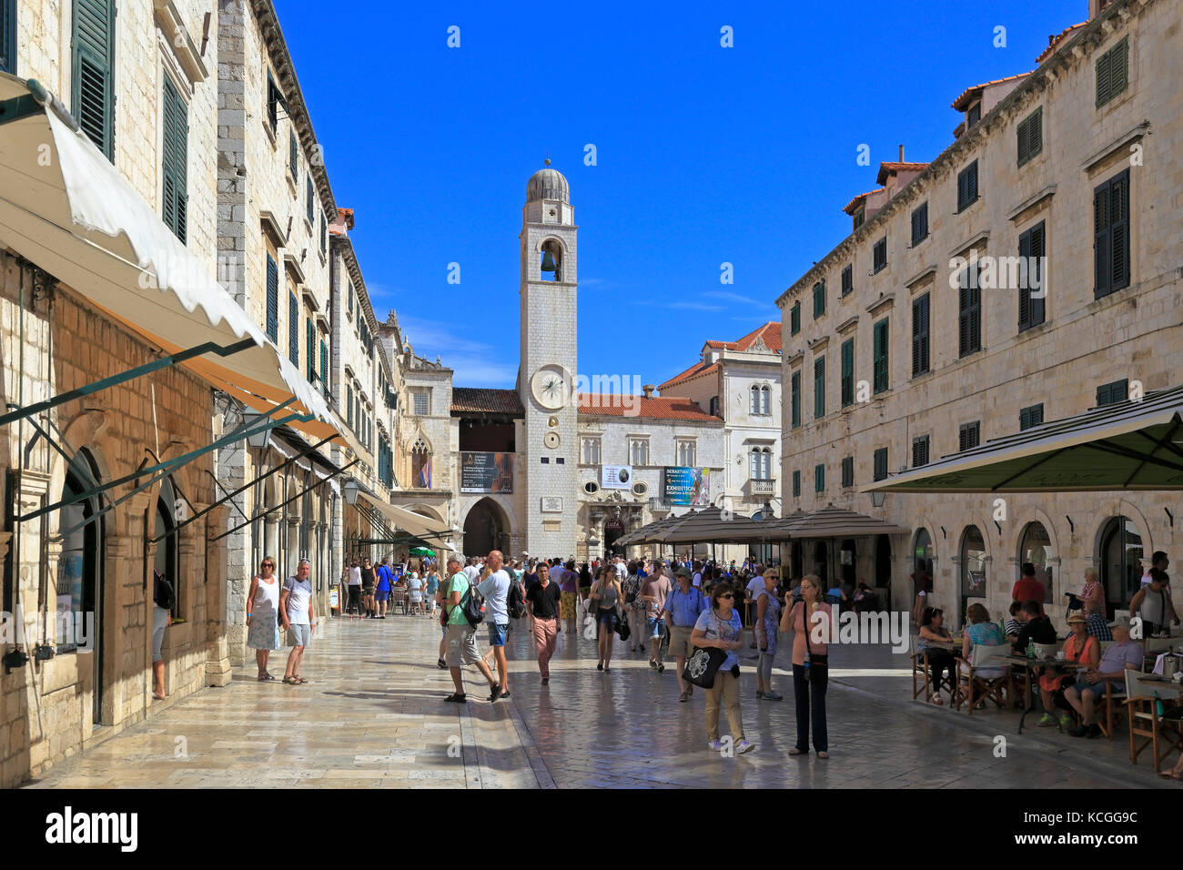 Stradun main street e la Torre dell Orologio in Piazza Luza, Dubrovnik Città Vecchia, Croazia, sito patrimonio mondiale dell'UNESCO, Dalmazia, costa dalmata, l'Europa. Foto Stock