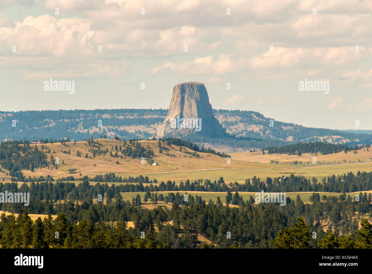 Devils Tower vista da diverse miglia di distanza in Wyoming. Foto Stock
