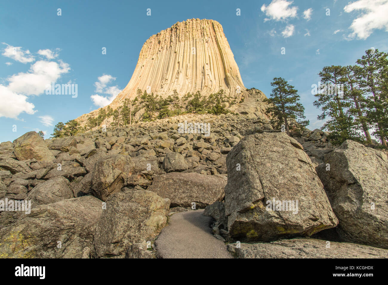 Guardando il devils tower nel Wyoming. Foto Stock