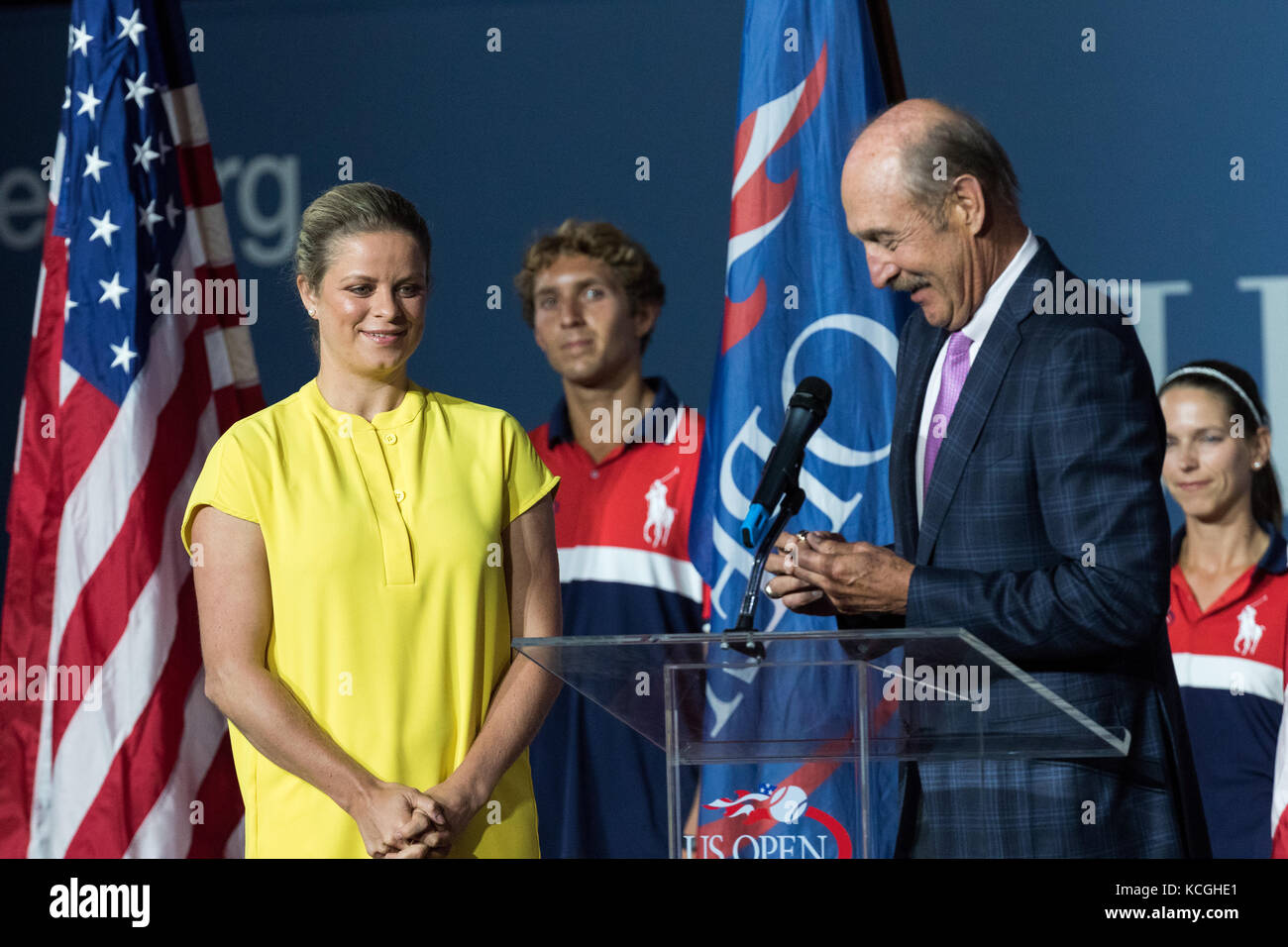 Kim Clijsters ricezione di tennis hall of fame anello da Stan Smith al 2017 US Open Tennis Championships. Foto Stock