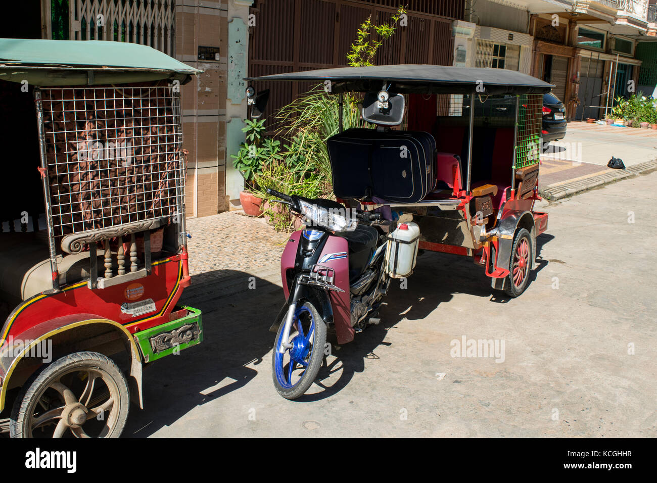 Tuk-tuk, auto rickshaw, parcheggiata in una zona residenziale, l'attesa dei passeggeri in una strada in Phnom Penh Cambogia. Trasporto tipici del sud est asiatico Foto Stock