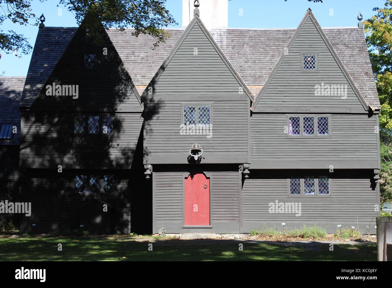 Splendida porta rossa su una dimora storica nella regione nord-atlantica del Massachusetts del New england Foto Stock