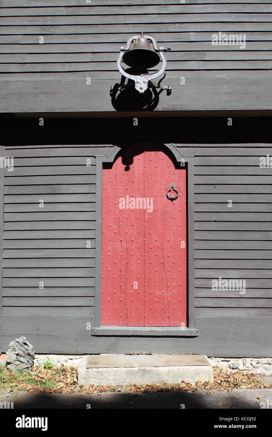 Splendida porta rossa su una dimora storica nella regione nord-atlantica del Massachusetts del New england Foto Stock