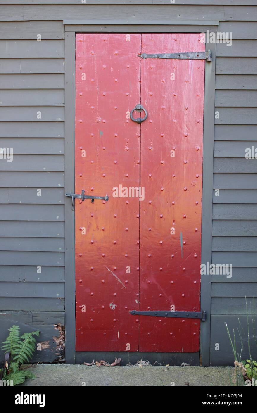 Splendida porta rossa su una dimora storica nella regione nord-atlantica del Massachusetts del New england Foto Stock