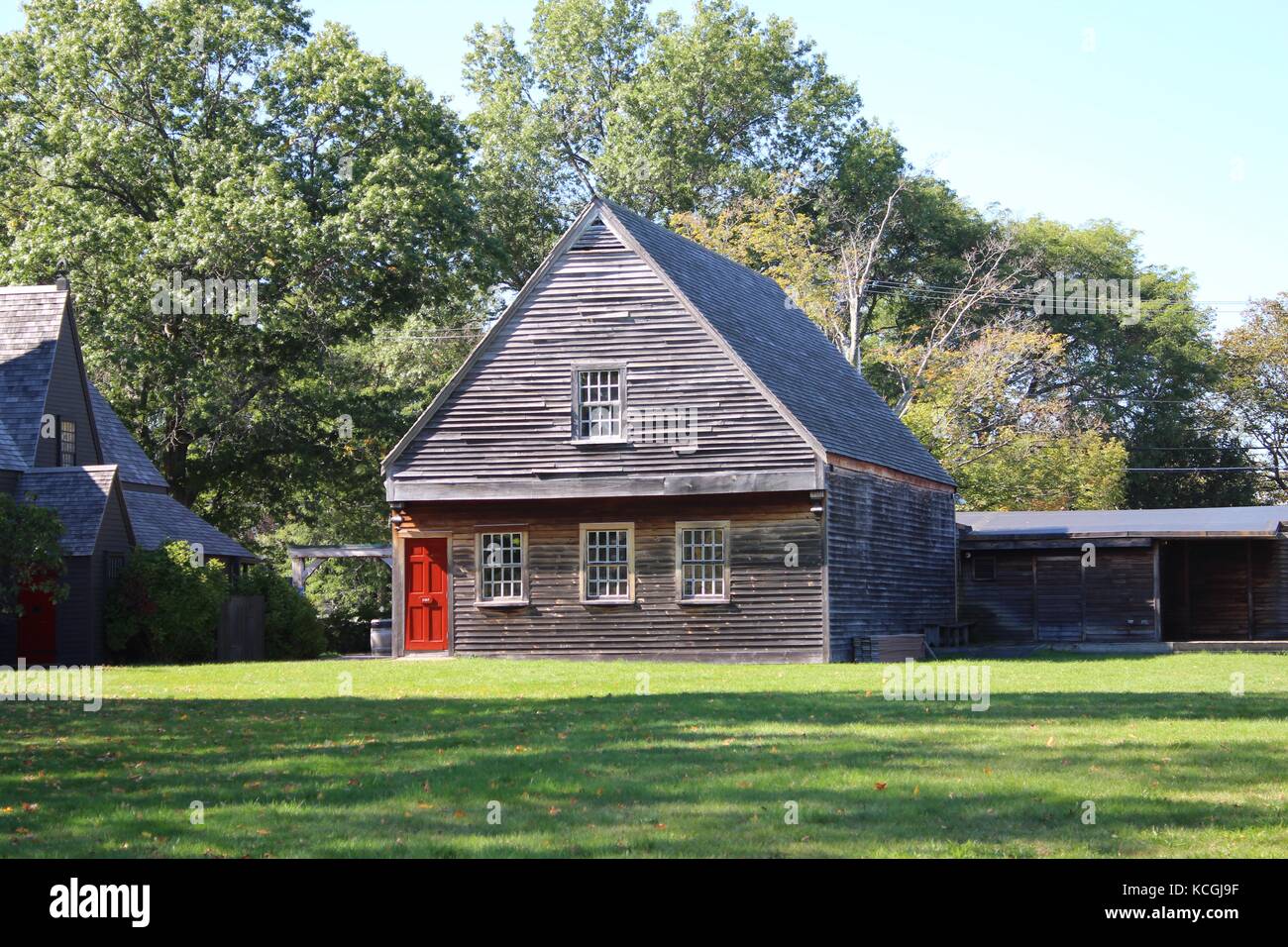 Cabina accogliente nei boschi si trova nel nord Atlantico new England regione del Massachusetts Foto Stock