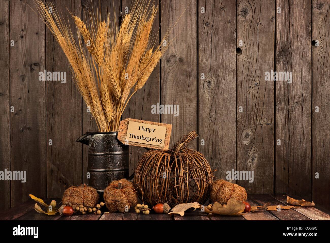 Felice ringraziamento tag, zucche di rustico e autunno home decor contro uno sfondo di legno Foto Stock