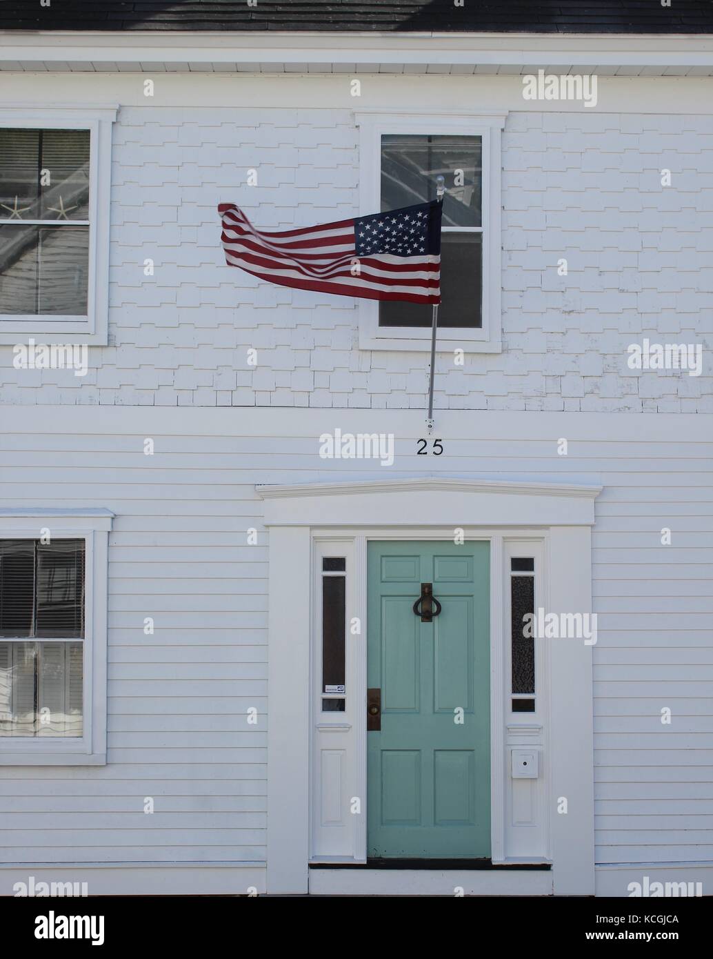 Bandiera americana che sventola sopra una porta. Foto Stock