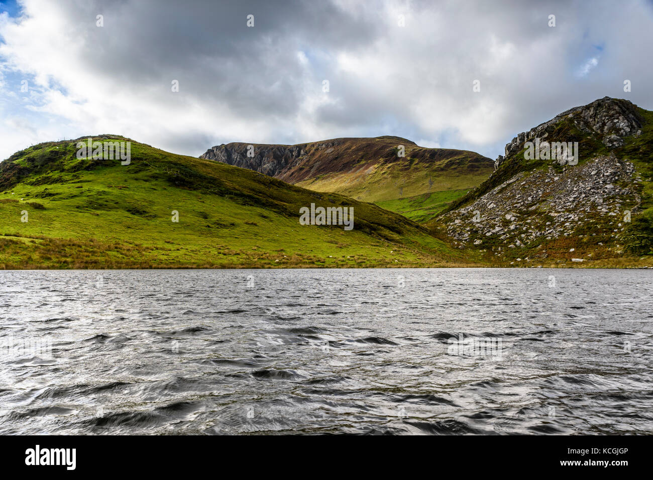 Vista su tutta llyn y dywarchen lago nel parco nazionale di Snowdonia. rhyd ddu gwynedd north Wales UK Foto Stock