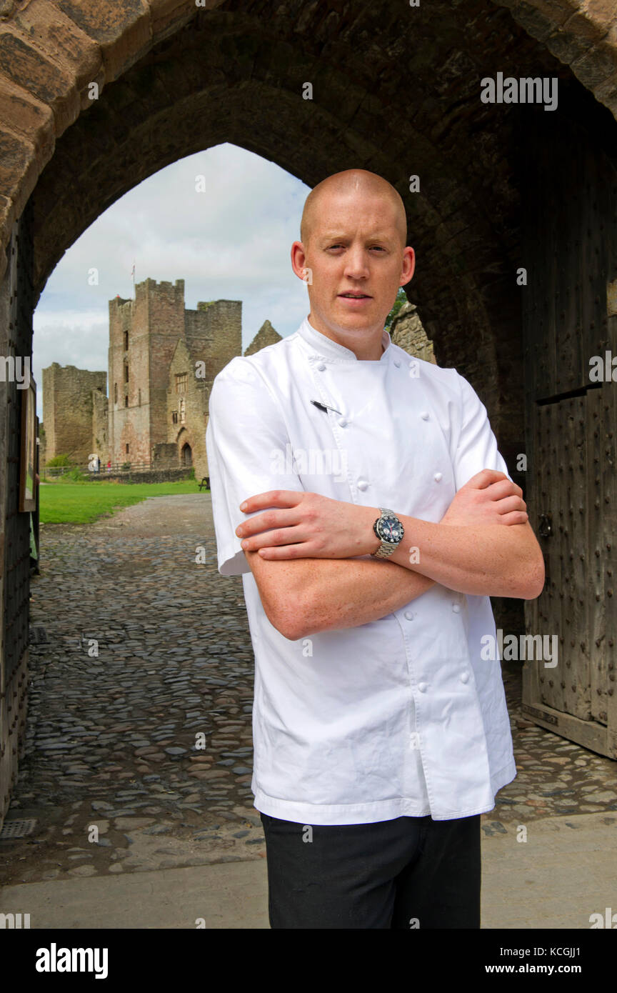 Lo chef vi holland de la becasse a Ludlow, shropshire con il castello dietro. Foto Stock