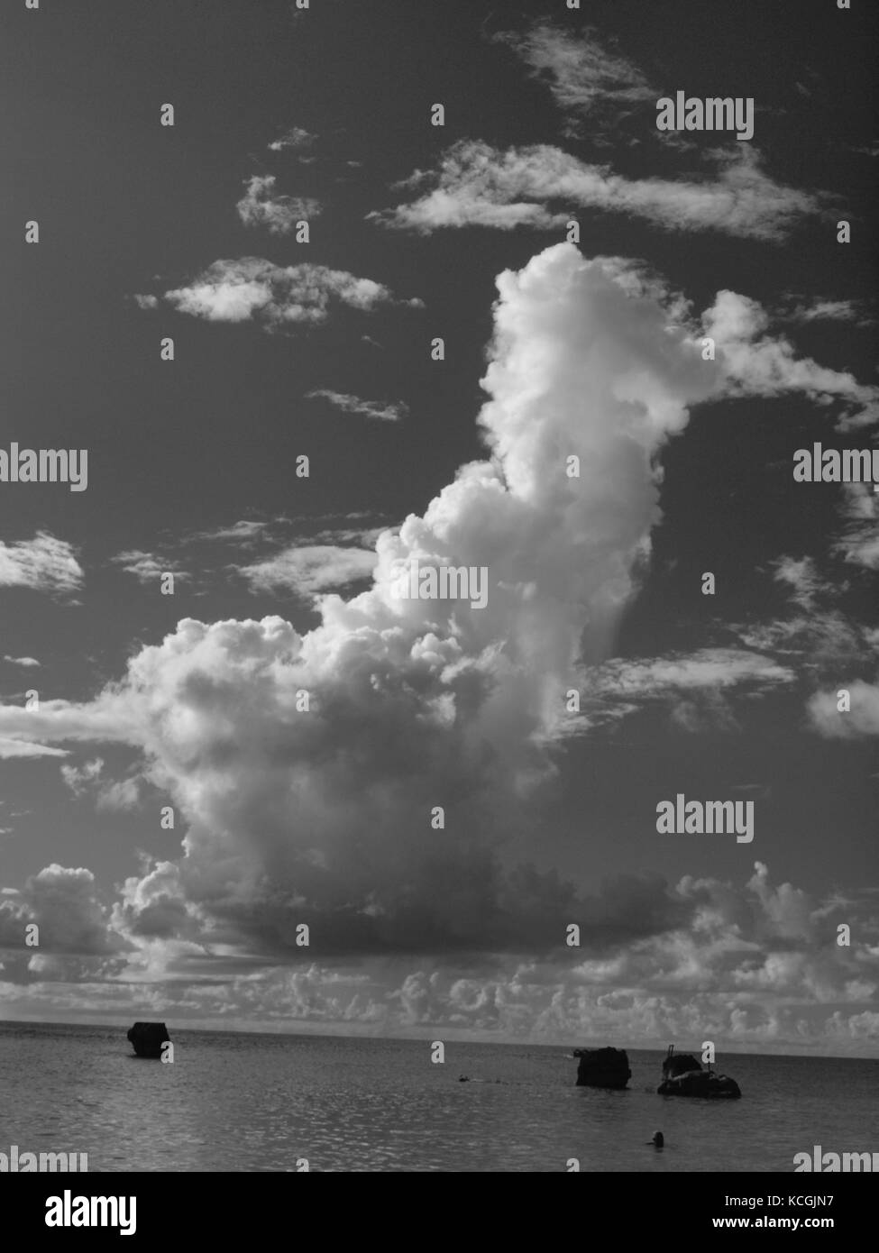 B&W nuvole torreggianti sull'estremità orientale delle Bermuda, non lontano da Fort St. Catherine. Foto Stock