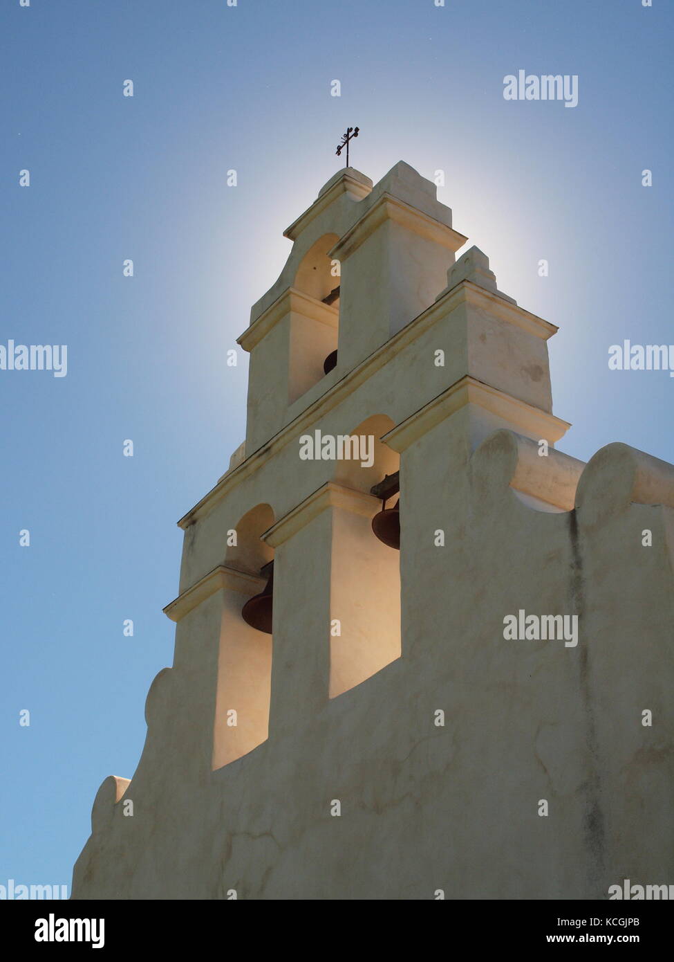 Missione San Juan, San Antonio, Texas, con un'aura che circonda un campanile della chiesa. Foto Stock