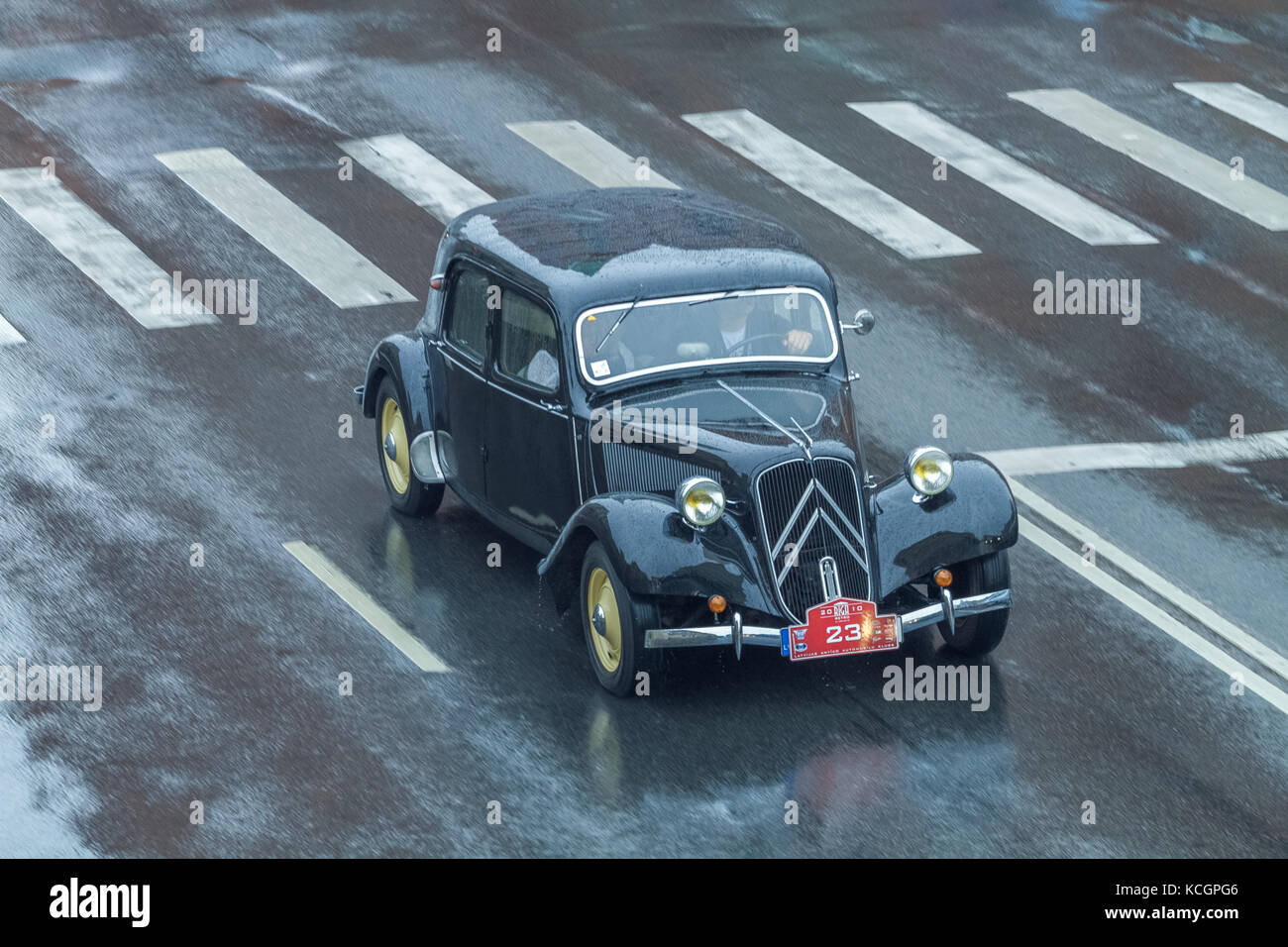 Festa della città e retrò vecchia auto show. retrò auto in strada, Lettonia riga. 2010 Foto Stock