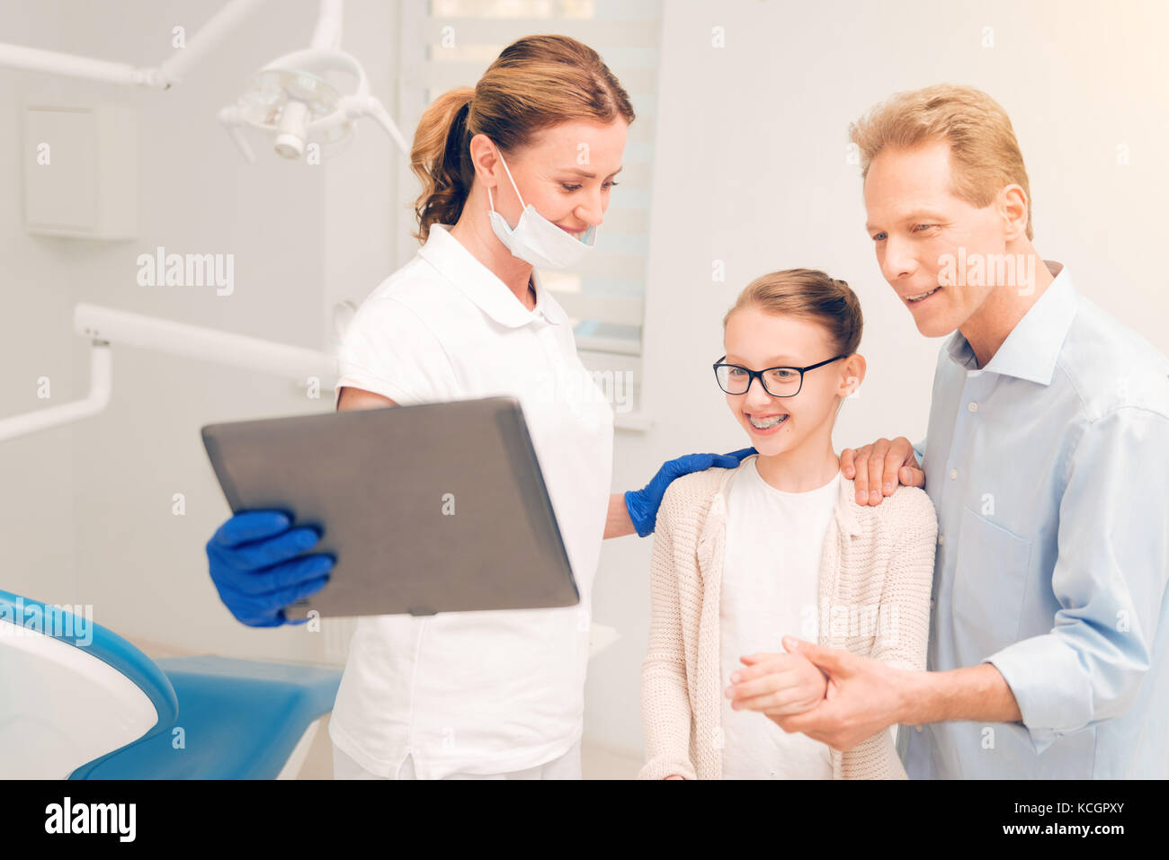 Padre e figlia che frequentano il dentista per la consultazione Foto Stock