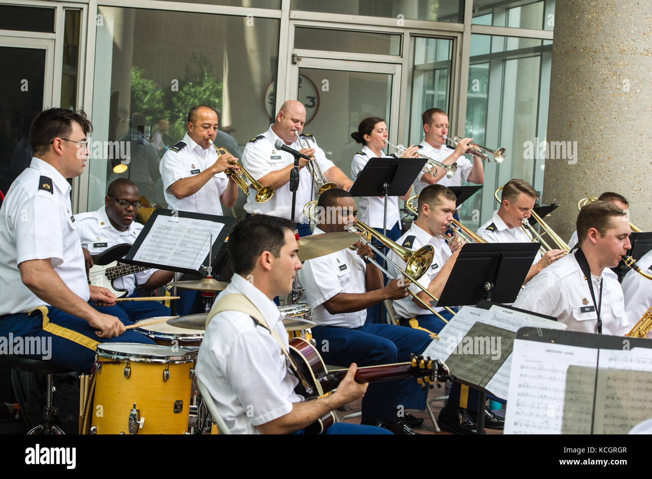 I soldati statunitensi assegnati alla 246th Army Band, South Carolina National Guard, suonano numeri musicali al Soda City Market su Main St. In Columbia, South Carolina, 24 giugno 2017. La missione della 246th Army Band è quella di condividere la storia della Guardia Nazionale attraverso la musica come parte del loro tour annuale di concerti estivi che li porta attraverso diverse comunità nello stato del South Carolina. (STATI UNITI Air National Guard foto di Tech. SGT. Jorge Intriago) Foto Stock