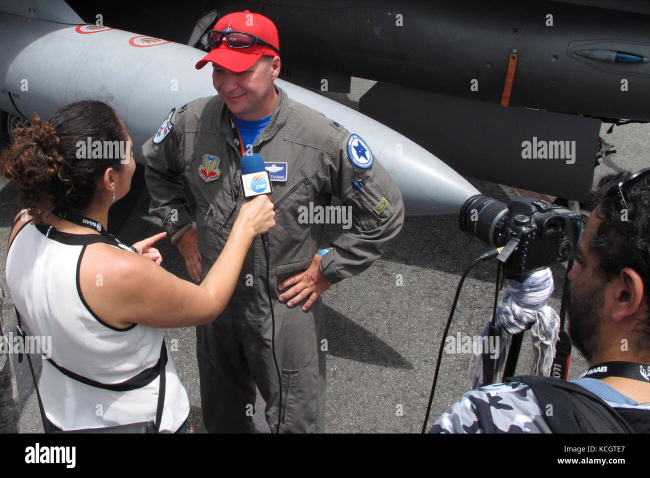 Un reporter di una stazione televisiva colombiana intervista il Colonnello dell'aeronautica statunitense Andrew Thorne mentre Tech. SGT. Jorge Intriago si traduce in spagnolo di fronte a una Guardia Nazionale aerea del South Carolina F-16 durante la Feria Aeronautica Internacional – Colombia dell’Aeronautica Colombiana a Rionegro, 14 luglio 2017. L'aeronautica degli Stati Uniti partecipa alla mostra aerea di quattro giorni con due South Carolina Air National Guard F-16 come schermi statici, oltre a schermi statici di un KC-135, KC-10, oltre a una dimostrazione aerea del Viper East Demo Team del comando di combattimento aereo e un flyover B-52. L'ONU Foto Stock