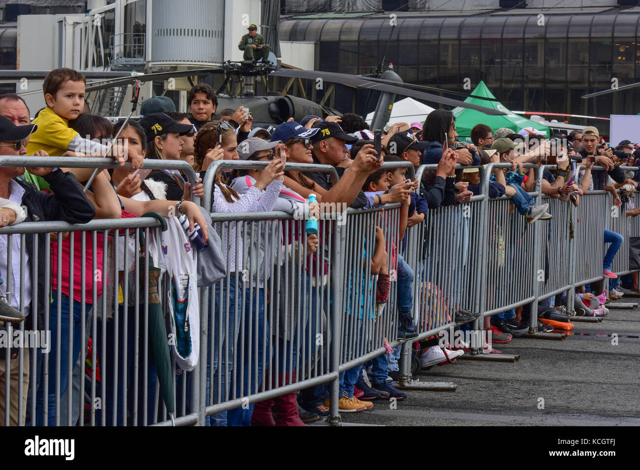 Gli ospiti potranno assistere alle dimostrazioni aeree dell'aeroporto internazionale José María Córdova durante il F-AIR Colombia 2017 a Rionegro, Colombia, 15 luglio 2017. La partecipazione militare degli Stati Uniti all'evento aereo offre l'opportunità di rafforzare le nostre relazioni militari-militari con i partner regionali e offre l'opportunità di incontrare le nostre controparti dell'aviazione colombiana e facilitare l'interoperabilità, che può essere esercitata in futuri eventi di cooperazione quali esercizi e formazione. (STATI UNITI Air National Guard foto di Senior Airman Megan Floyd) Foto Stock