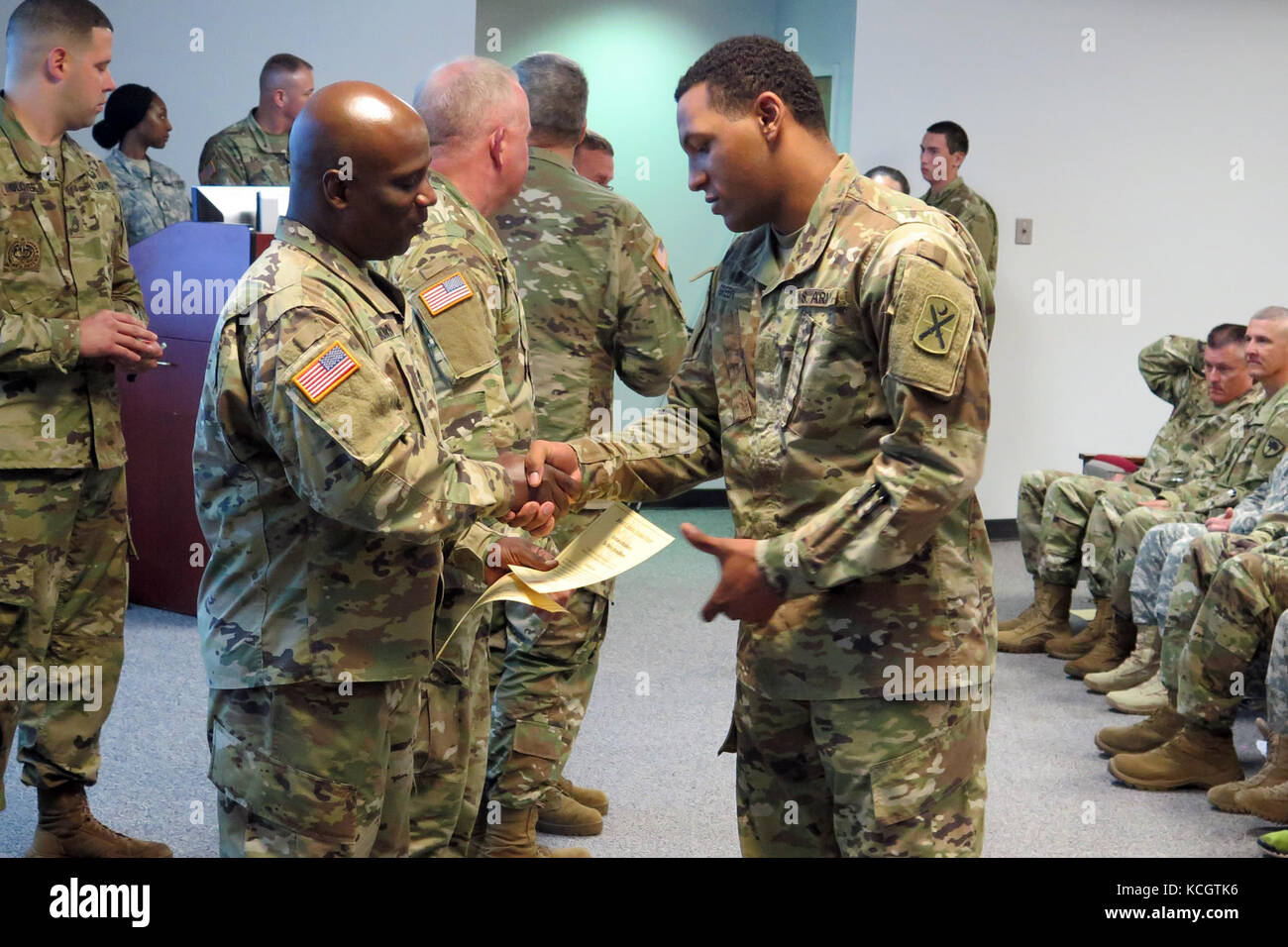 I soldati degli Stati Uniti dal reclutamento e conservazione il comando che ha laureato la loro base e avanzate di formazione individuali sono ufficialmente accolti per le loro nuove unità in Carolina del Sud la guardia nazionale nel corso di una cerimonia tenutasi presso l'aiutante generale di edificio in Columbia, nella Carolina del Sud, 20 maggio 2017. i soldati sono presentati loro unità di patch e di ricevere una sfida moneta dal comando di stato sergente maggiore, il comando sergente russ vickery. (L'esercito degli Stati Uniti Guardia nazionale foto di lt. col. cindi re) Foto Stock