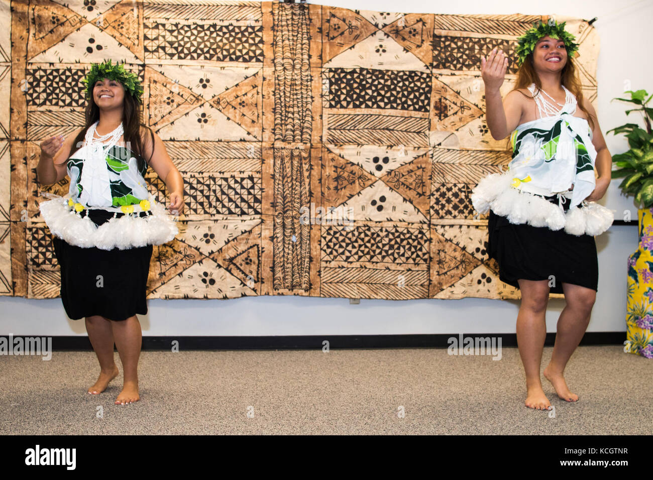 I membri del pacifico nesian balli di gruppo preforma le loro danze nativo durante l'America Asia Pacific islander heritage mese cerimonia di forza comune sede a Columbia nella Carolina del Sud, 24 maggio 2017. Questa celebrazione è un evento che riunisce persone provenienti da tutte le culture e gli sfondi insieme per condividere il loro patrimonio e la dogana. (L'esercito degli Stati Uniti Guardia nazionale foto di spc. chelsea baker) Foto Stock